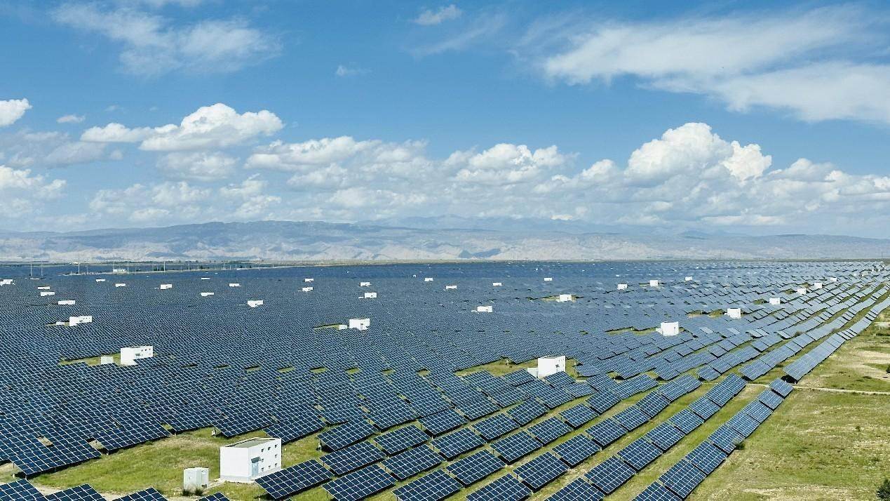 遠眺青海省海南州光伏發(fā)電園區(qū)。人民網(wǎng) 劉沛然攝