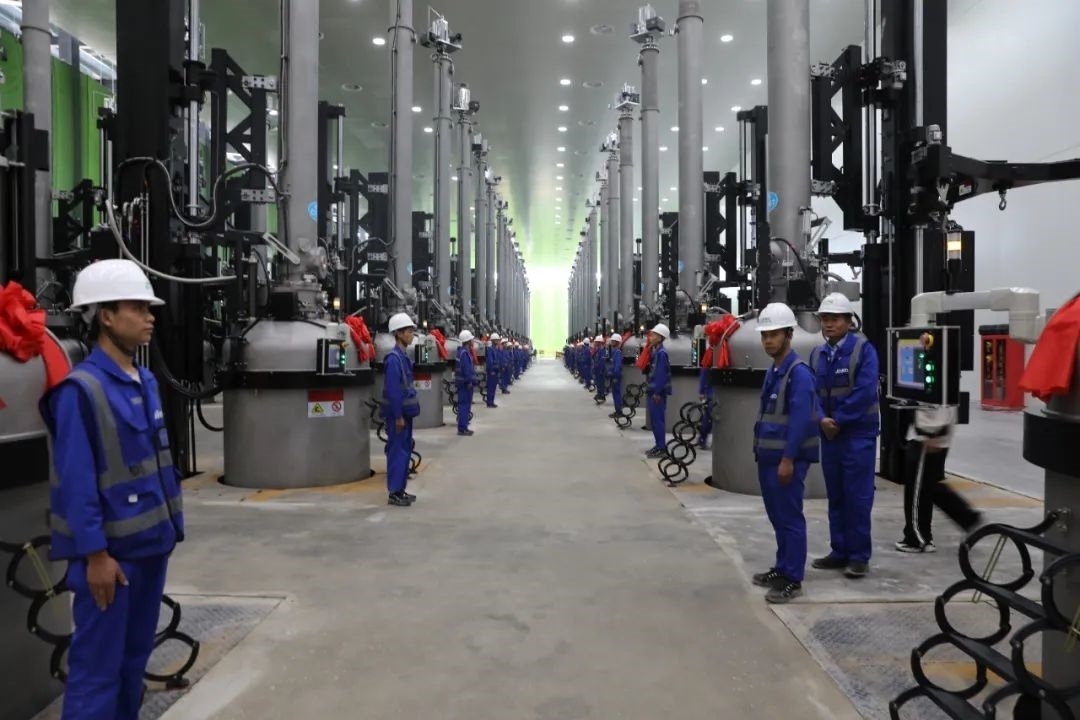 晶科能源二期20GW拉棒切方項目投產(chǎn)現(xiàn)場。南川工業(yè)園區(qū)管委會供圖