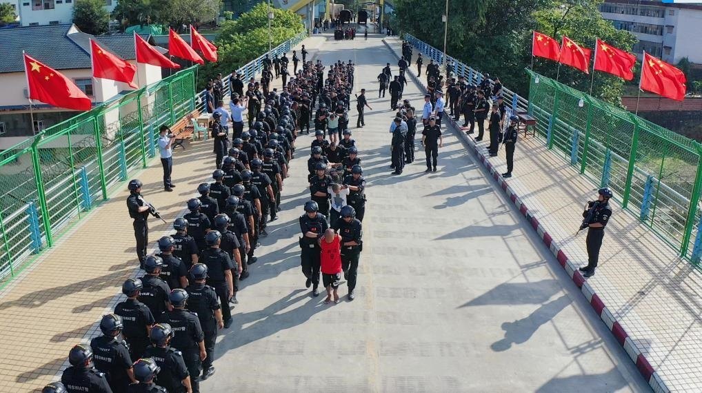 圖為涉詐犯罪嫌疑人移交我方。