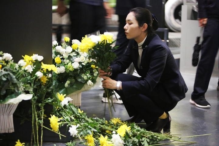 9月18日，工作人員在侵華日軍第七三一部隊罪證陳列館整理花束。新華社記者 石楓 攝