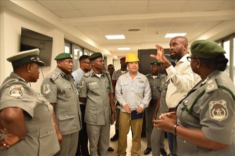 萊基港員工向海關(guān)工作人員講解掃描儀使用方法。受訪者供圖