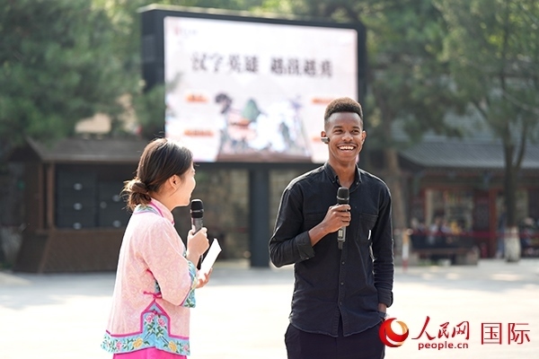 選手王安（乍得）挑戰(zhàn)“漢字英雄·越戰(zhàn)越勇”游戲。人民網(wǎng) 盧鵬宇攝