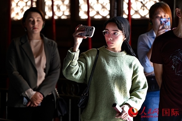 選手顏青（蘇丹）用手機(jī)記錄所見所感。人民網(wǎng) 盧鵬宇攝