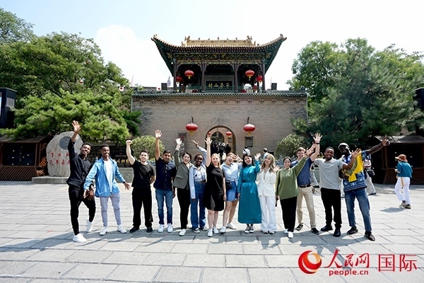 選手們?cè)谟鶗鴺乔昂嫌?。人民網(wǎng) 盧鵬宇攝