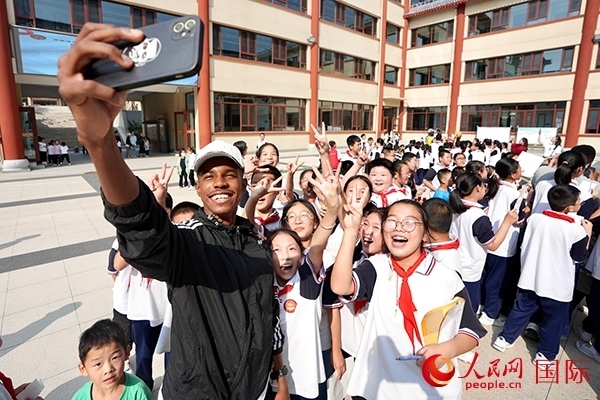 選手和學(xué)生們合影。人民網(wǎng) 盧鵬宇攝