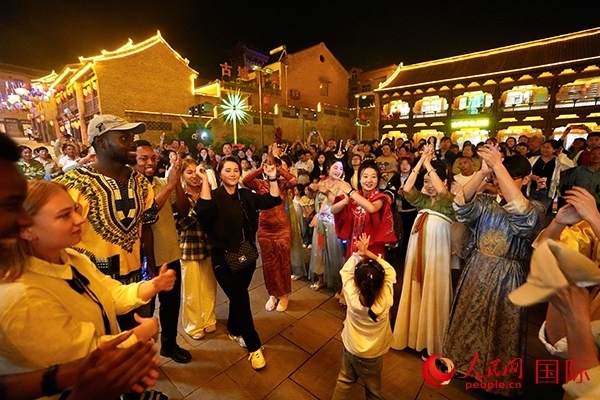 選手們和演員們一起舞蹈。人民網(wǎng) 盧鵬宇攝