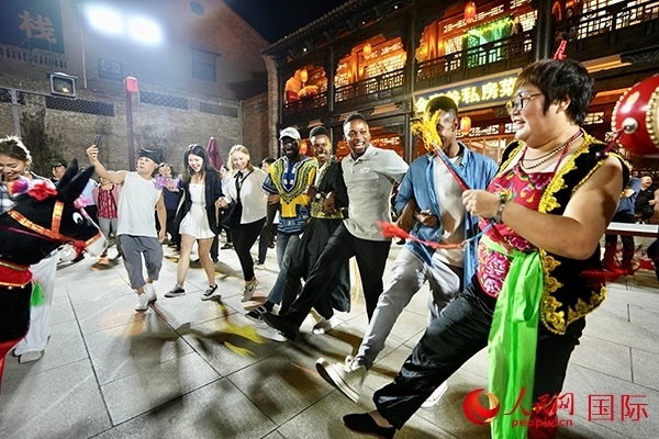 選手們和演員們一起載歌載舞。人民網(wǎng) 盧鵬宇攝