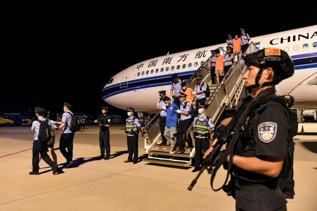 153名實施跨境裸聊敲詐的犯罪嫌疑人從印度尼西亞被押解回國。公安部供圖