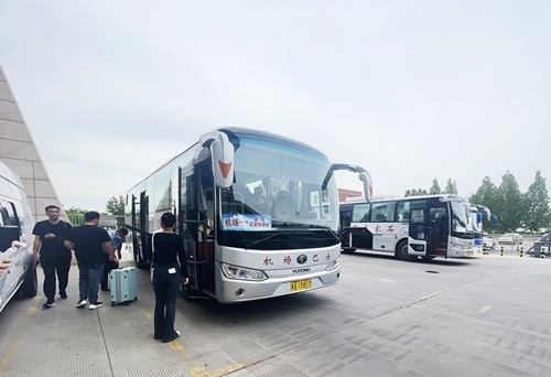 旅客準備乘坐免費擺渡車前往正定機場。人民網(wǎng)記者 喬雪峰攝