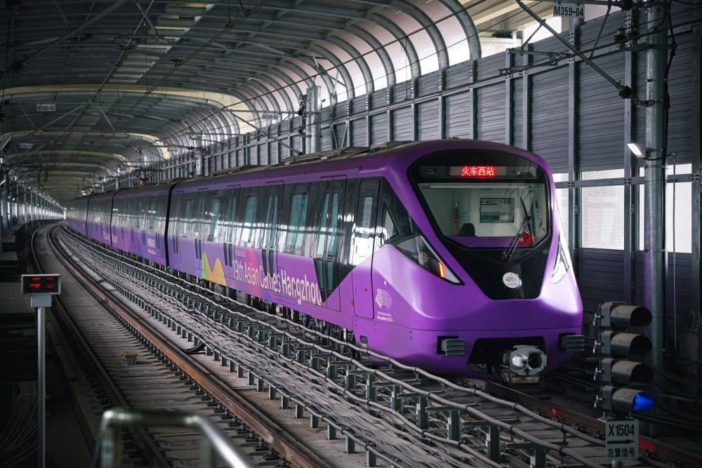 從杭州火車(chē)西站出發(fā)，地鐵19號(hào)線貫穿杭州火車(chē)東站、杭州蕭山機(jī)場(chǎng)，“亞運(yùn)號(hào)”地鐵專(zhuān)列運(yùn)行在這條線路上。