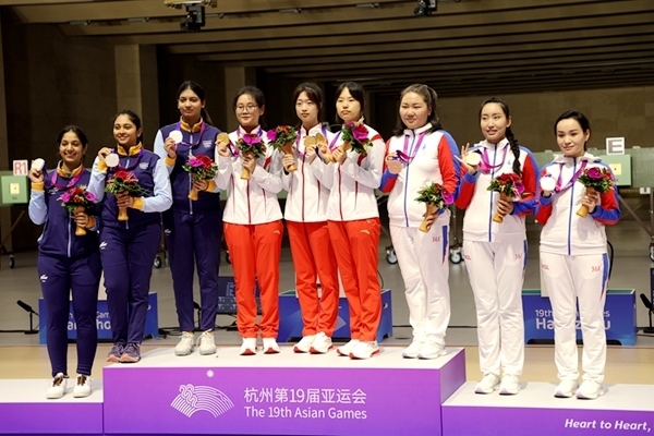 9月24日，杭州亞運(yùn)會射擊女子10米氣步槍團(tuán)體賽頒獎儀式。人民網(wǎng)記者 胡雪蓉攝