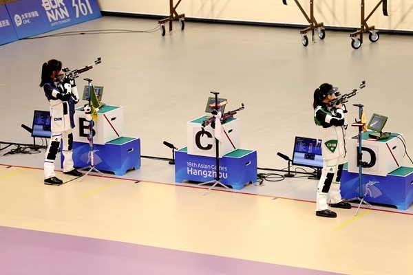 黃雨婷(左)、韓佳予在女子10米氣步槍個人賽比賽中。人民網(wǎng)記者 胡雪蓉攝