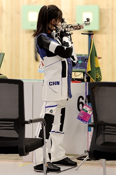 9月24日，黃雨婷在女子10米氣步槍團(tuán)體賽比賽中。人民網(wǎng)記者 胡雪蓉攝