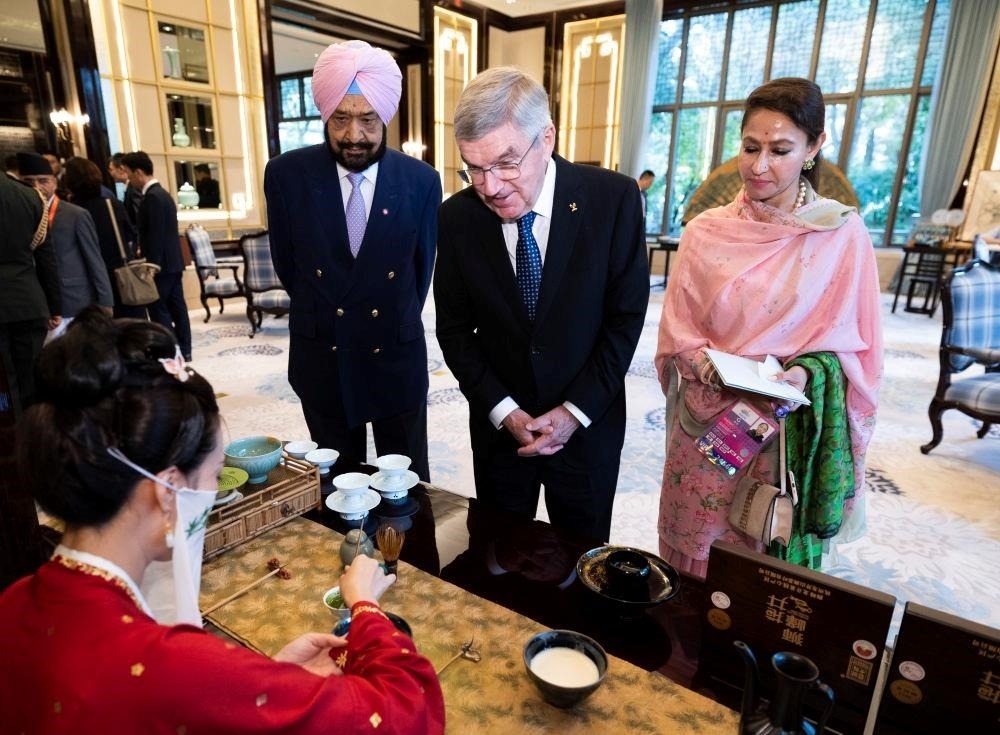 △歡迎宴會(huì)前，亞奧理事會(huì)代理主席辛格和夫人維尼塔、國際奧委會(huì)主席巴赫欣賞非遺展示。