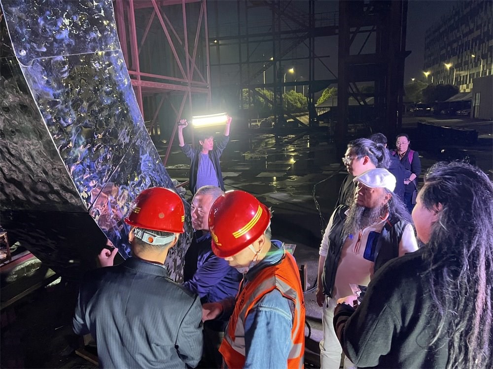 林崗（右二）和團(tuán)隊(duì)查看主火炬制作進(jìn)度。受訪者供圖