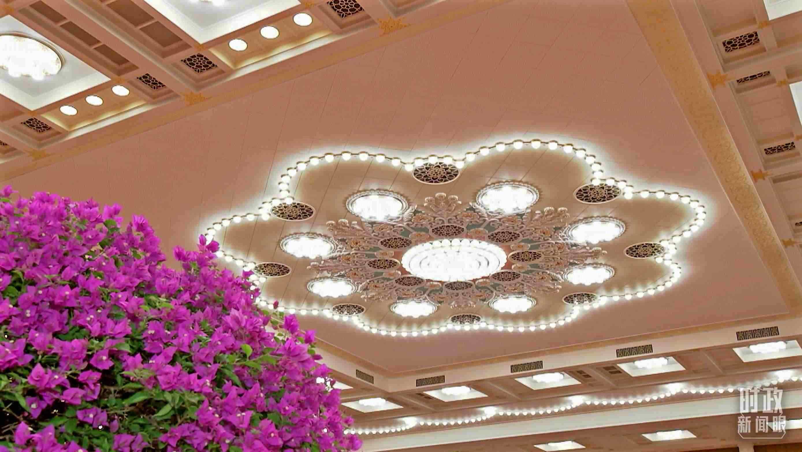 △人民大會堂宴會廳，華燈璀璨、鮮花綻放。