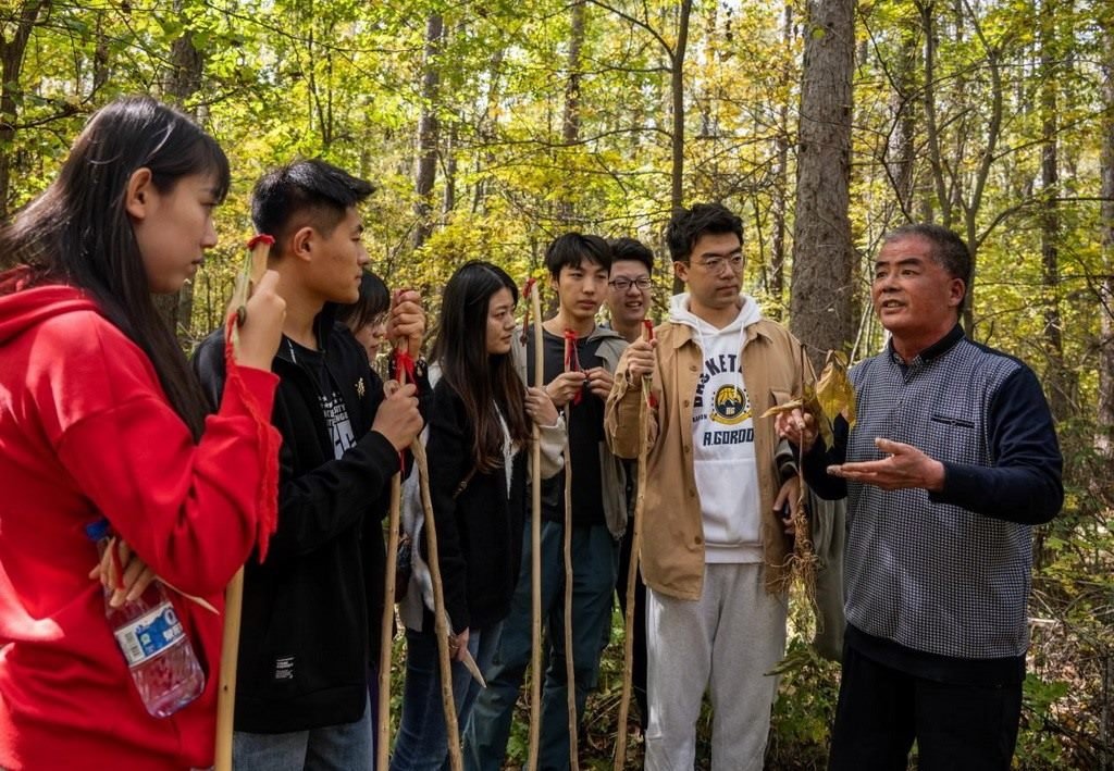 魏本勝為清華大學(xué)同學(xué)介紹長白山人參文化。嚴(yán)磊攝