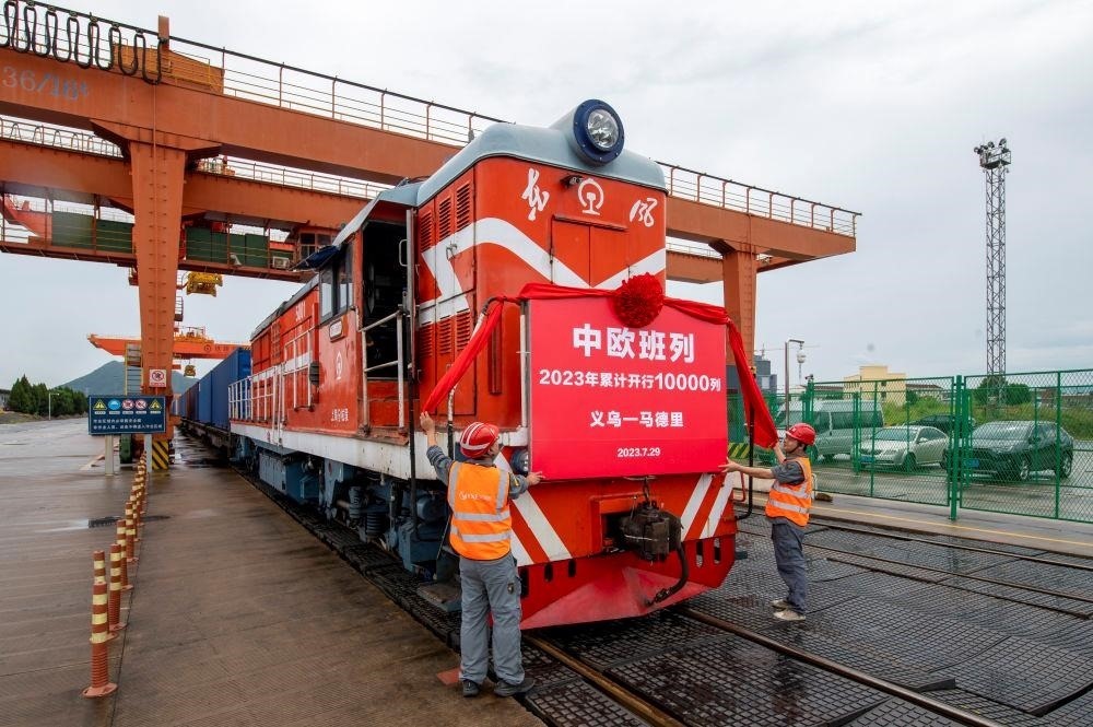 △2023年7月29日，滿載110個標箱出口貨物的X8020次中歐班列從浙江義烏西站準備啟程。