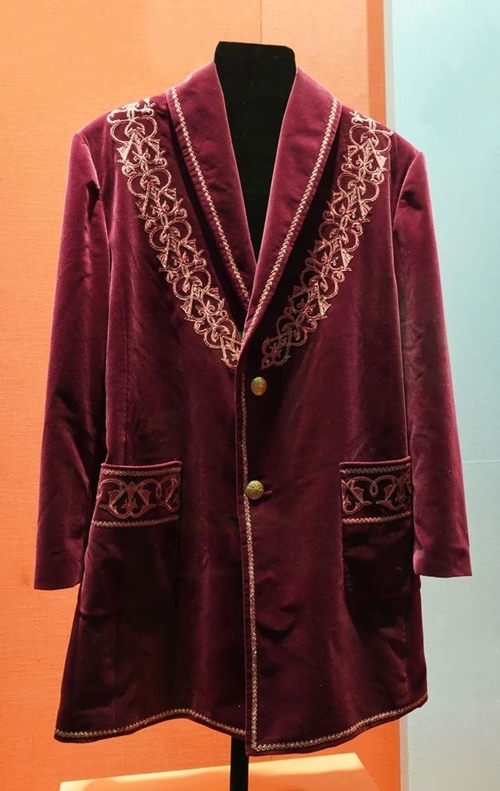 2013年9月，時(shí)任哈薩克斯坦總統(tǒng)納扎爾巴耶夫贈(zèng)送習(xí)近平主席的哈薩克斯坦民族服裝。