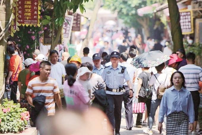 李莊派出所民警在古鎮(zhèn)景區(qū)巡邏。胡澎攝