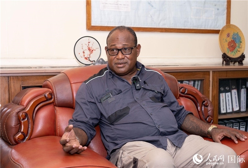 2023年9月13日，所羅門群島副總理兼基礎(chǔ)設(shè)施和發(fā)展部長(zhǎng)梅納西·梅蘭加在首都霍尼亞拉接受人民網(wǎng)記者專訪。人民網(wǎng) 賀吉攝