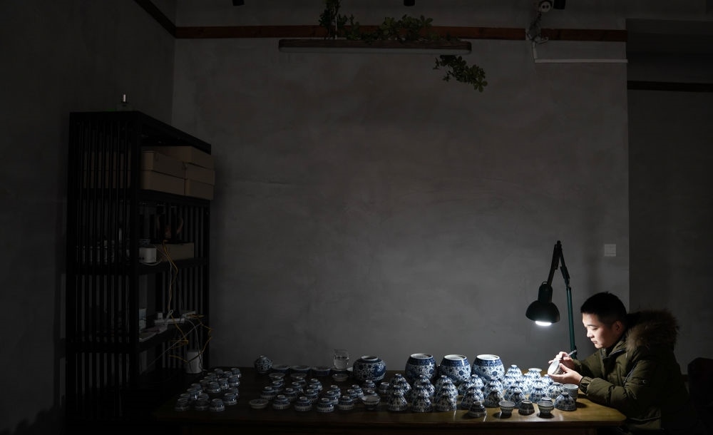 ↑ 2020年12月23日，手工陶瓷制作者在工作室檢測成品。