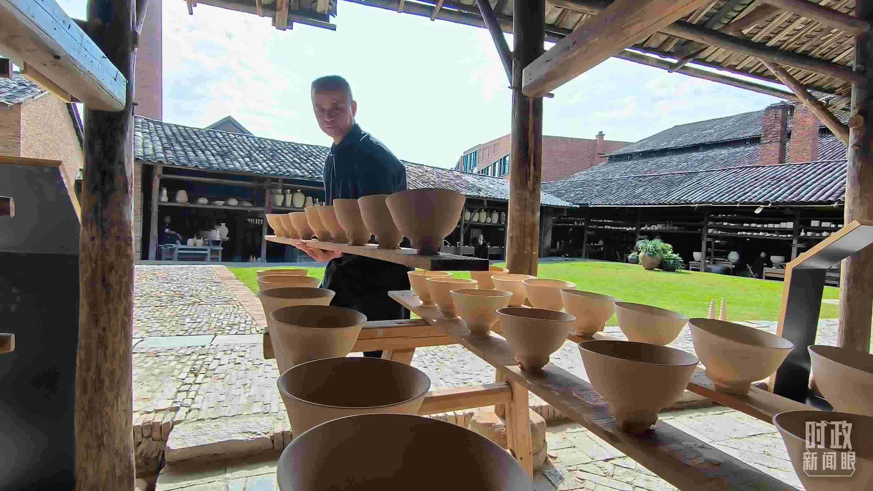 △匠人正在晾曬陶瓷制品。（總臺央視記者范凱拍攝）