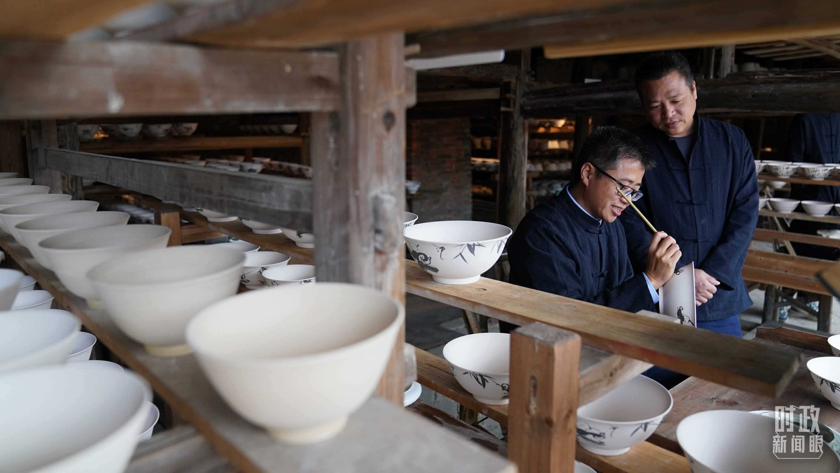 △非遺傳承人正在繪制瓷器。（總臺國廣記者李晉拍攝）