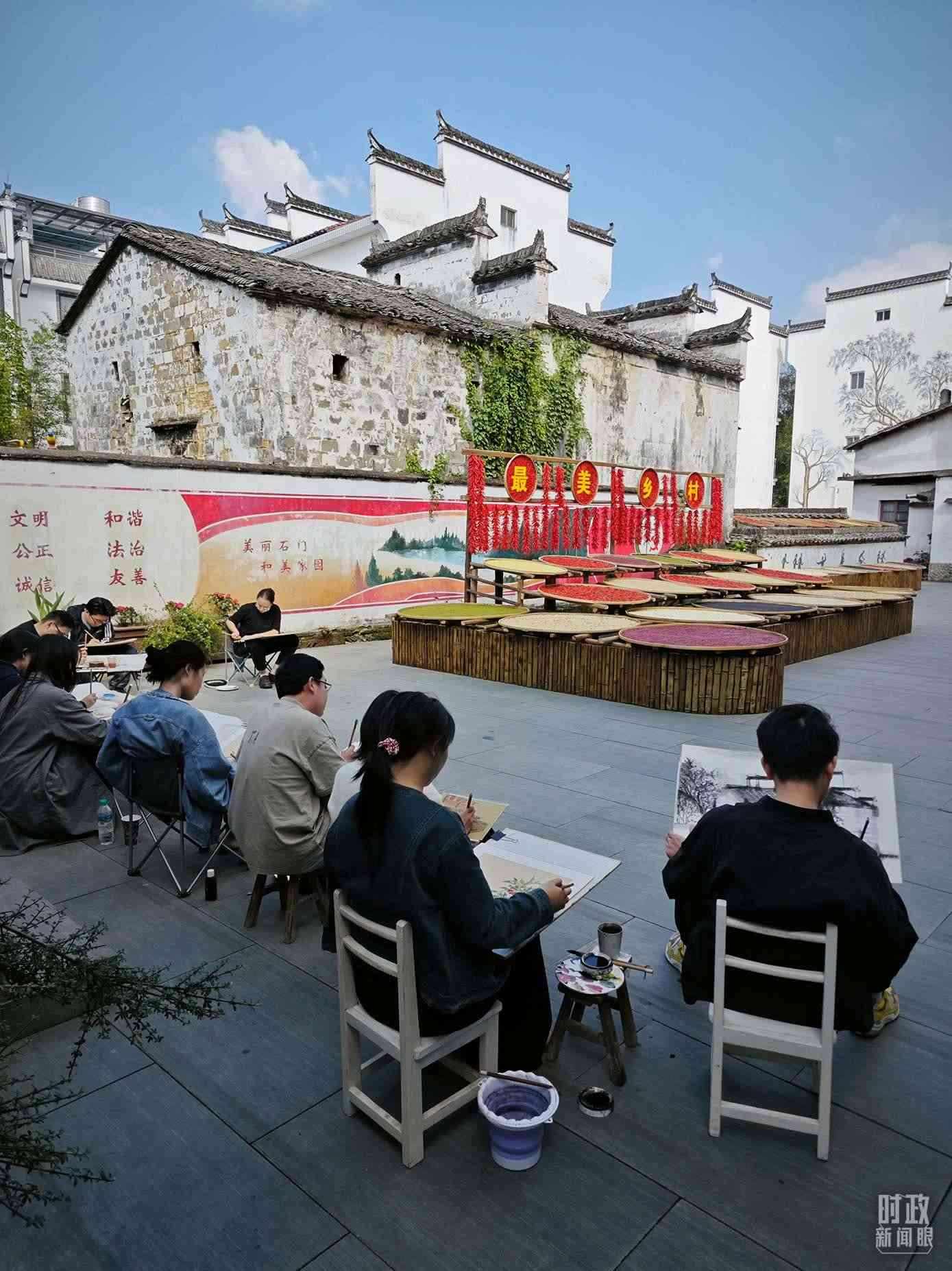 △來自中國美術(shù)學(xué)院的同學(xué)在石門村寫生。（總臺央視記者郁振一拍攝）