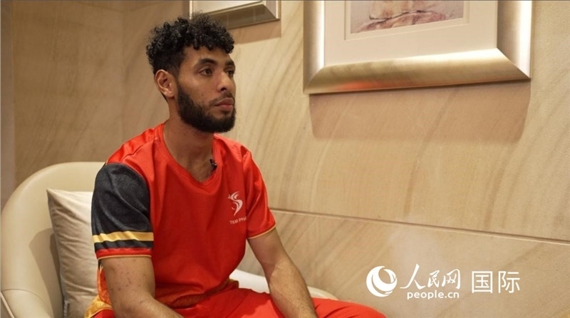 巴布亞新幾內(nèi)亞乒乓球國家隊隊員杰弗瑞·羅伊接受采訪。 人民網(wǎng) 彭昱凱攝