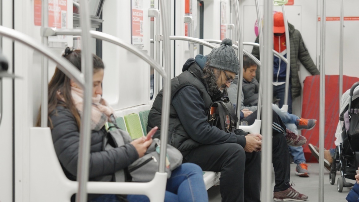 阿根廷布宜諾斯艾利斯市，乘客們乘坐A線地鐵從郊區(qū)前往市內(nèi)。人民網(wǎng)記者 張若涵攝