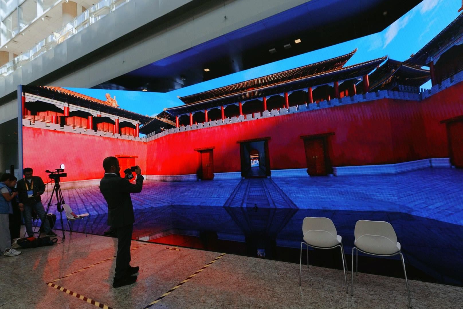 位于新聞中心的科技文化互動展示區(qū)。人民網(wǎng)記者 許維娜攝