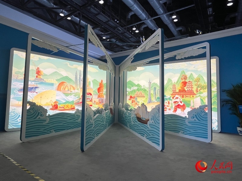 新聞中心媒體公共工作區(qū)兩側矗立著打開的“書畫”。人民網(wǎng)記者 杜燕飛攝