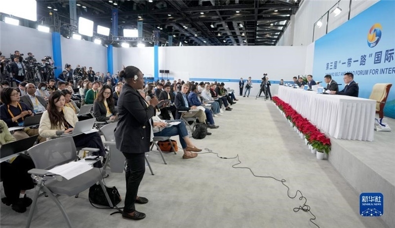 10月16日，第三屆“一帶一路”國際合作高峰論壇新聞中心在北京國家會(huì)議中心舉行首場吹風(fēng)會(huì)，邀請自然資源部國際合作司和相關(guān)單位負(fù)責(zé)人介紹有關(guān)情況，并回答記者提問。新華社記者 王毓國攝