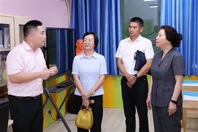 圖③：“小公民法律課堂”開(kāi)講前，全國(guó)人大代表殷其龍（右二）、重慶市人大代表李自玲（左二）聽(tīng)取楊家坪中學(xué)負(fù)責(zé)人關(guān)于未成年人思想教育工作情況的介紹。