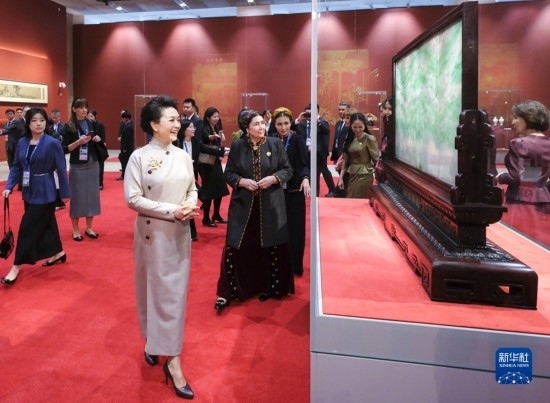  10月18日上午，國(guó)家主席習(xí)近平夫人彭麗媛邀請(qǐng)出席第三屆“一帶一路”國(guó)際合作高峰論壇的外方領(lǐng)導(dǎo)人夫人參觀中國(guó)工藝美術(shù)館（中國(guó)非物質(zhì)文化遺產(chǎn)館）。這是彭麗媛同外方領(lǐng)導(dǎo)人夫人參觀展品。新華社記者 丁林 攝