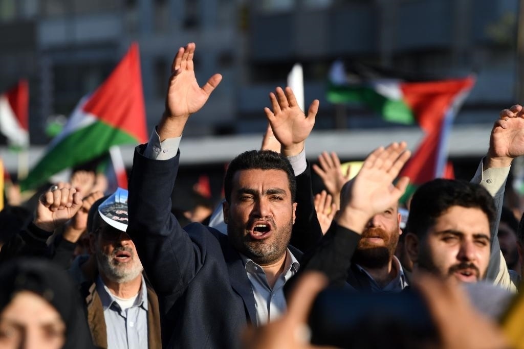 10月18日，人們在伊朗德黑蘭舉行集會。當(dāng)日，突尼斯、土耳其、伊朗等多國民眾舉行集會，表達(dá)對巴勒斯坦人民的支持，并譴責(zé)針對加沙城醫(yī)院的襲擊。新華社記者 沙達(dá)提 攝