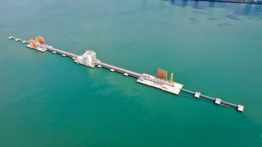 這是肯尼亞蒙巴薩油碼頭（2023年9月20日攝，無人機(jī)照片）。新華社發(fā)（中國(guó)交通建設(shè)股份有限公司肯尼亞蒙巴薩新建油碼頭項(xiàng)目部供圖）