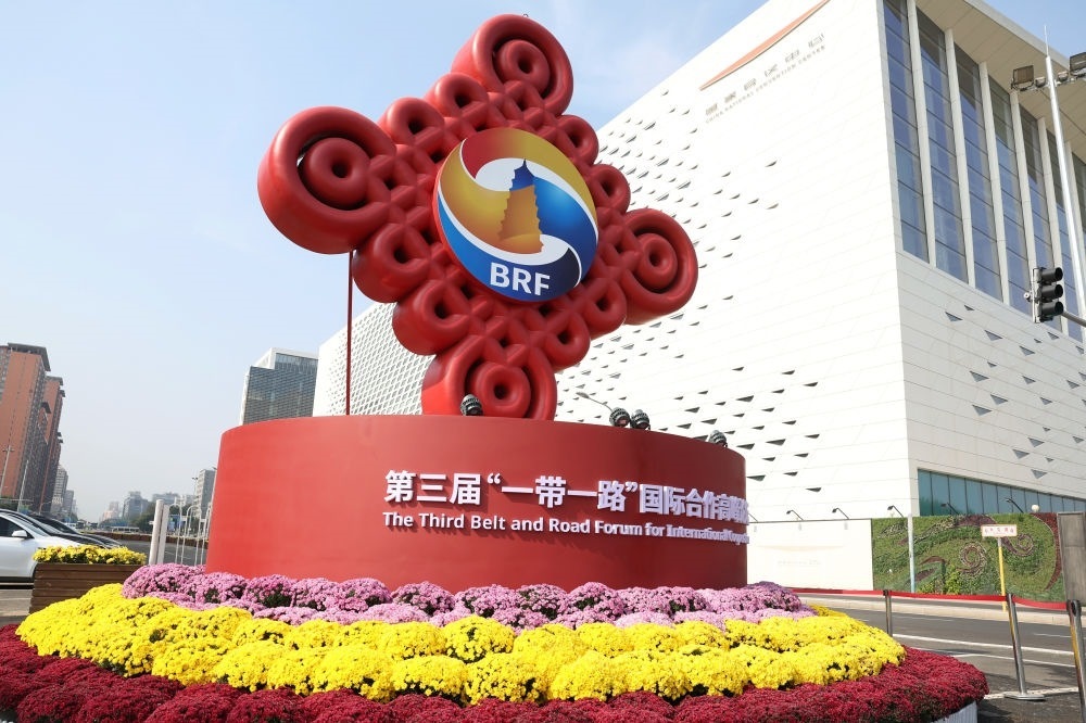 這是在北京國(guó)家會(huì)議中心附近拍攝的“一帶一路”國(guó)際合作高峰論壇景觀布置（2023年10月17日攝）。新華社記者 陳斌 攝