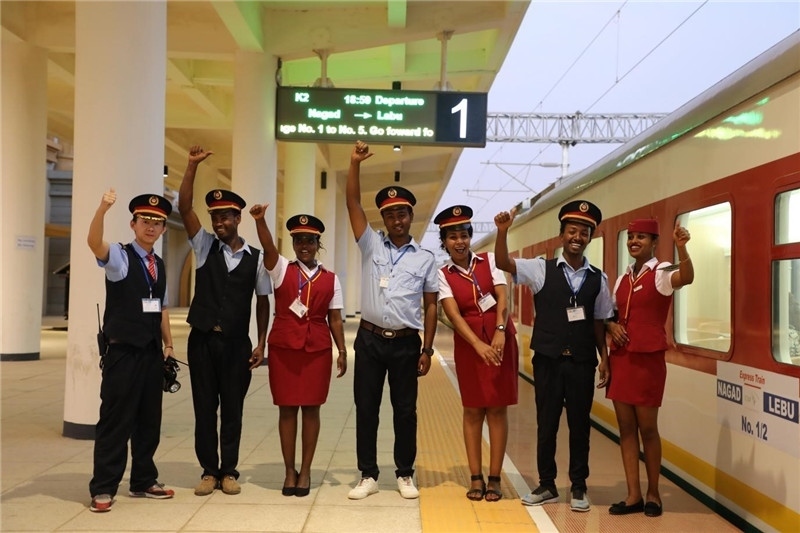 中埃員工組成的亞吉鐵路運營團隊。 中國土木工程集團有限公司供圖