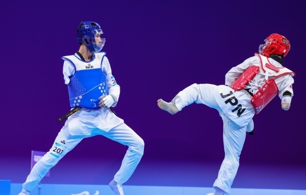 10月23日，杭州第4屆亞殘運(yùn)會跆拳道男子K44級58公斤級銅牌賽舉行。圖為烏茲別克斯坦隊(duì)選手桑賈貝克·穆赫托羅夫(左)和日本隊(duì)選手阿渡健太在比賽中。圖片來源：杭州亞殘組委會