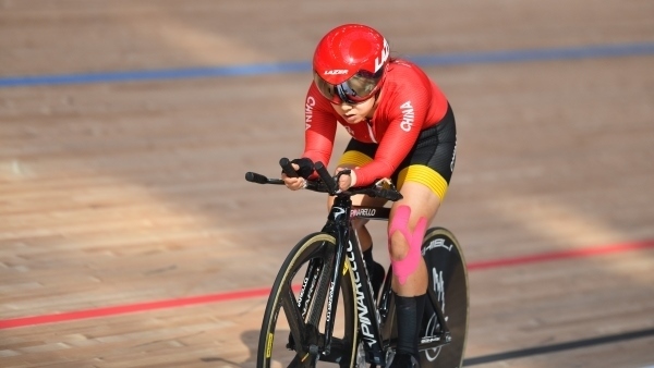10月23日，杭州第4屆亞殘運(yùn)會場地自行車女子個人C4-5級3000米追逐賽金牌賽舉行。圖為中國隊(duì)選手季子賢在比賽中。圖片來源：杭州亞殘組委會