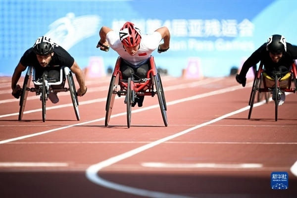 10月23日，中國選手龔文浩（左二）在杭州第4屆亞殘運(yùn)會男子100米-T34決賽的比賽中。他以15秒55的成績獲得該項(xiàng)目銀牌。新華社記者 江漢攝