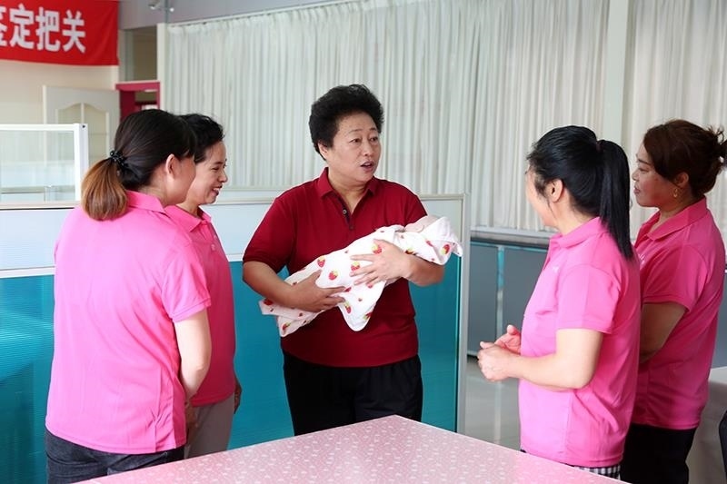 △2021年6月2日，卓長(zhǎng)立（中）指導(dǎo)正在接受培訓(xùn)的家政服務(wù)員。