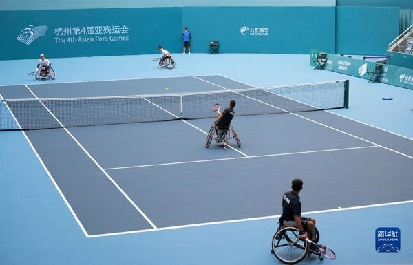 10月24日，在杭州第4屆亞殘運(yùn)會輪椅網(wǎng)球男子雙打1/4決賽中，中國組合董順江/紀(jì)珍旭以0比2不敵韓國組合任浩元/韓成奉，無緣半決賽。圖為董順江（右二）/紀(jì)珍旭（右一）在比賽中。新華社記者 才揚(yáng)攝