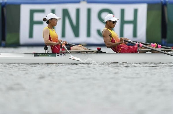 2021年8月29日，在東京殘奧會賽艇項(xiàng)目PR2級混合雙人雙槳決賽中，中國組合劉爽/蔣繼劍獲得銅牌。圖為劉爽（左）/蔣繼劍在比賽中。新華社記者 胡虎虎攝（資料圖）