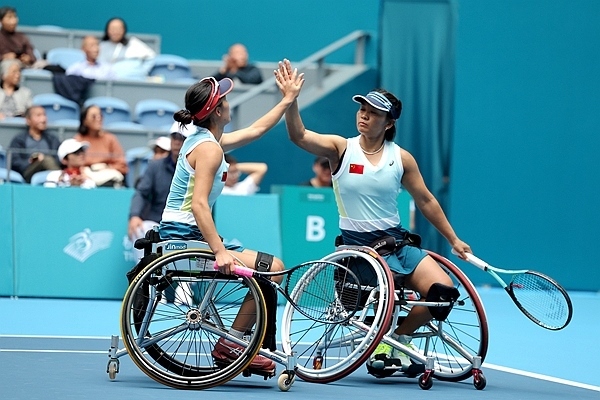 10月25日，杭州亞殘運會輪椅網球女雙決賽，中國組合朱珍珍(右)/郭珞瑤慶祝得分。人民網記者 胡雪蓉攝