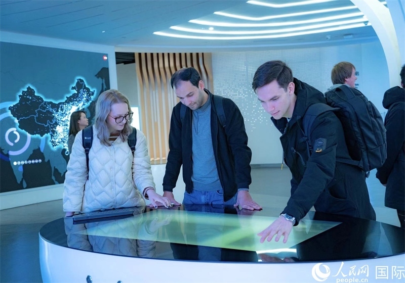 歐亞國家記者在國家大數(shù)據(jù)（貴州）綜合試驗(yàn)區(qū)交流體驗(yàn)中心參觀。人民網(wǎng) 陽茜攝