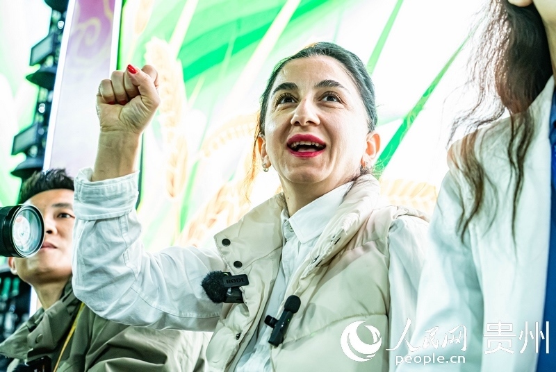 外媒記者在現(xiàn)場吶喊助威。人民網(wǎng) 陽茜攝