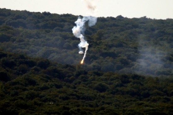 10月28日，閃光彈落在黎巴嫩納古拉樹(shù)林中燃起濃煙。新華社發(fā)（阿里·哈希紹攝）